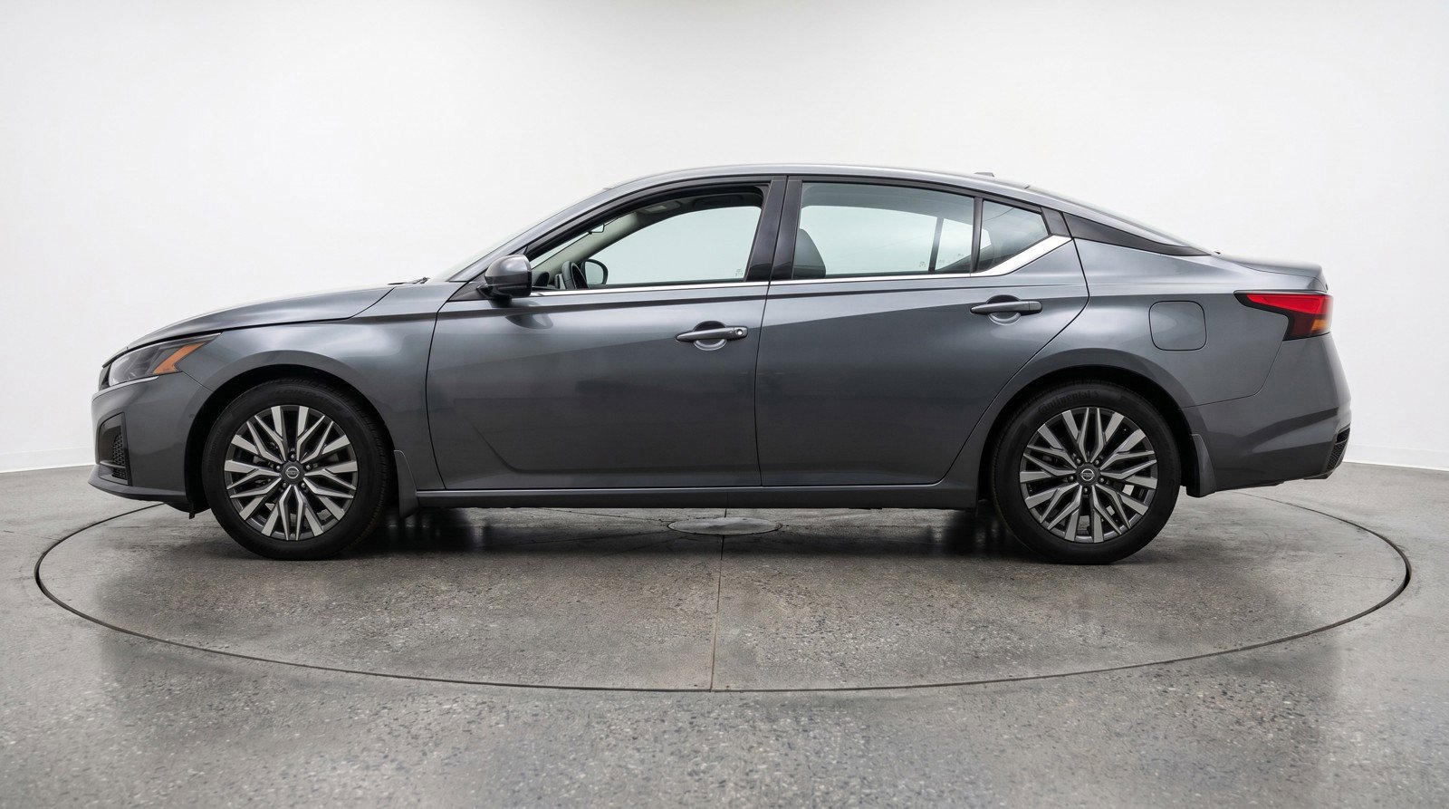 Used 2025 Nissan Altima 2.5 SV FWD image 5