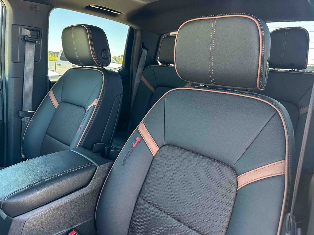 Used 2025 GMC Canyon AT4 w/ Nightfall Edition AWD/4WD image 13