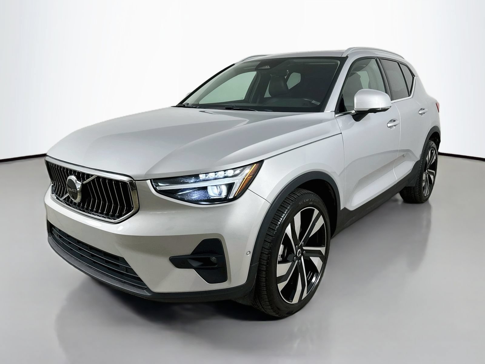 Used 2023 Volvo XC40 B5 Ultimate w/ Protection Package Premier
