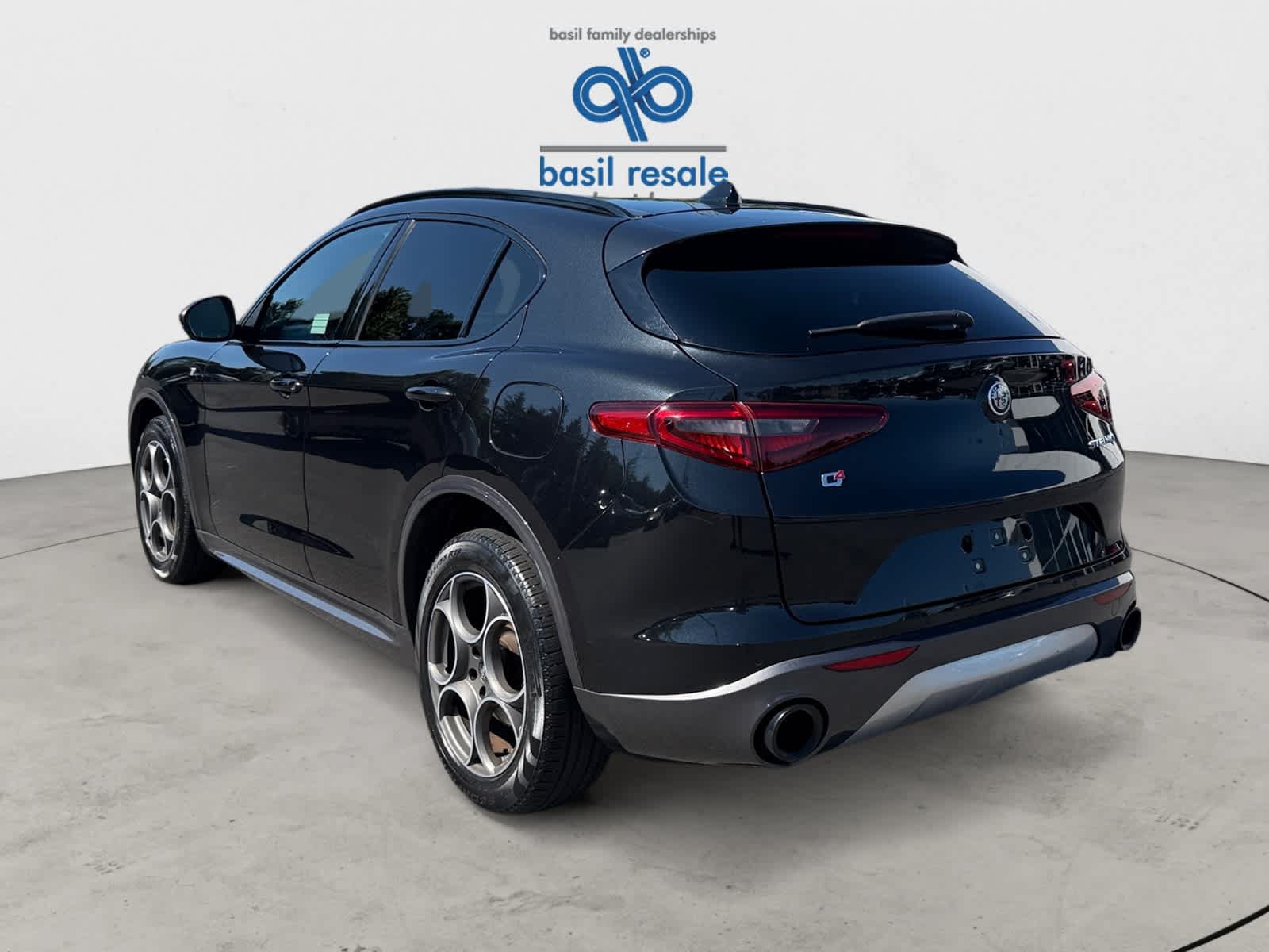 Used 2023 Alfa Romeo Stelvio Ti AWD/4WD image 4