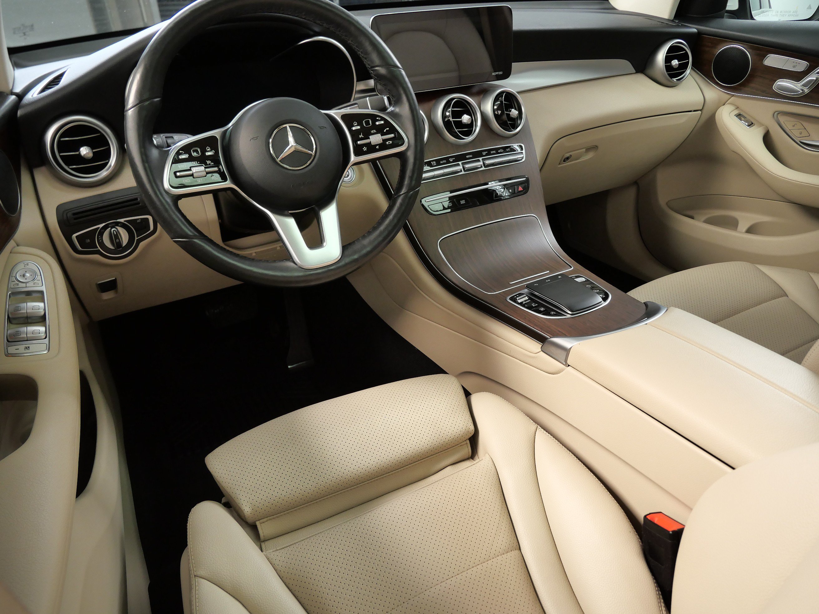 Used 2021 Mercedes-Benz GLC 300 4MATIC image 2