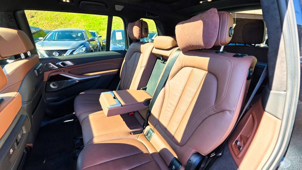 Used 2021 BMW X7 M50i w/ Dynamic Handling Package image 28