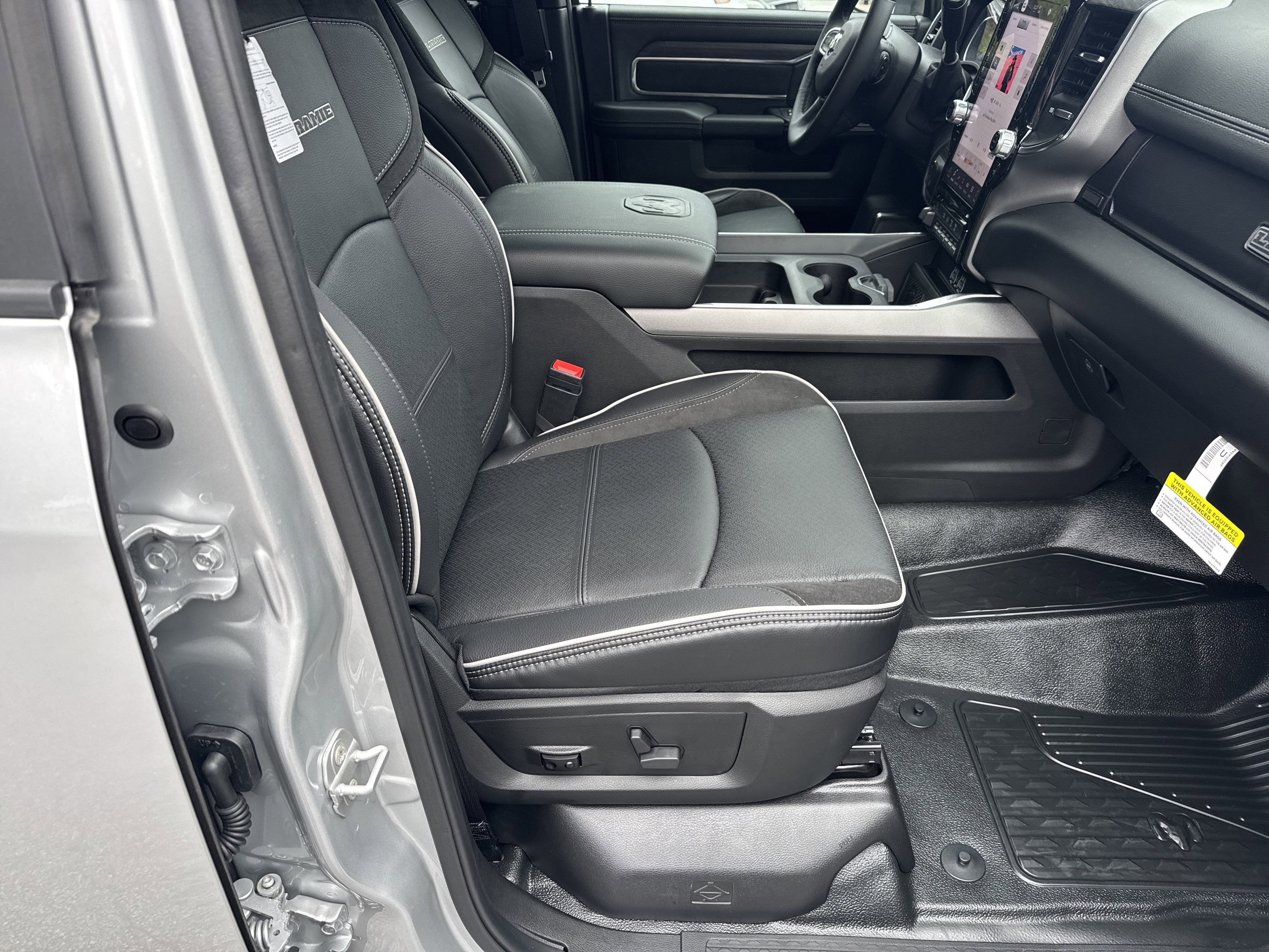 New 2026 RAM 5500 4x4 Crew Cab w/ Laramie Trim Package image 17