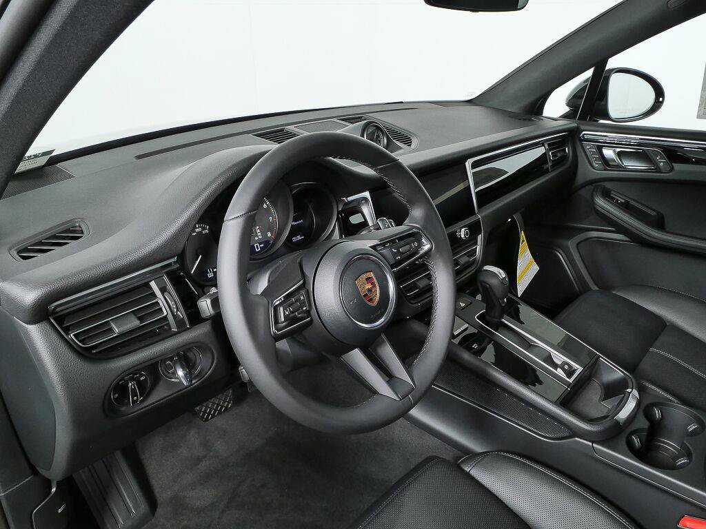 Certified 2026 Porsche Macan AWD/4WD image 4