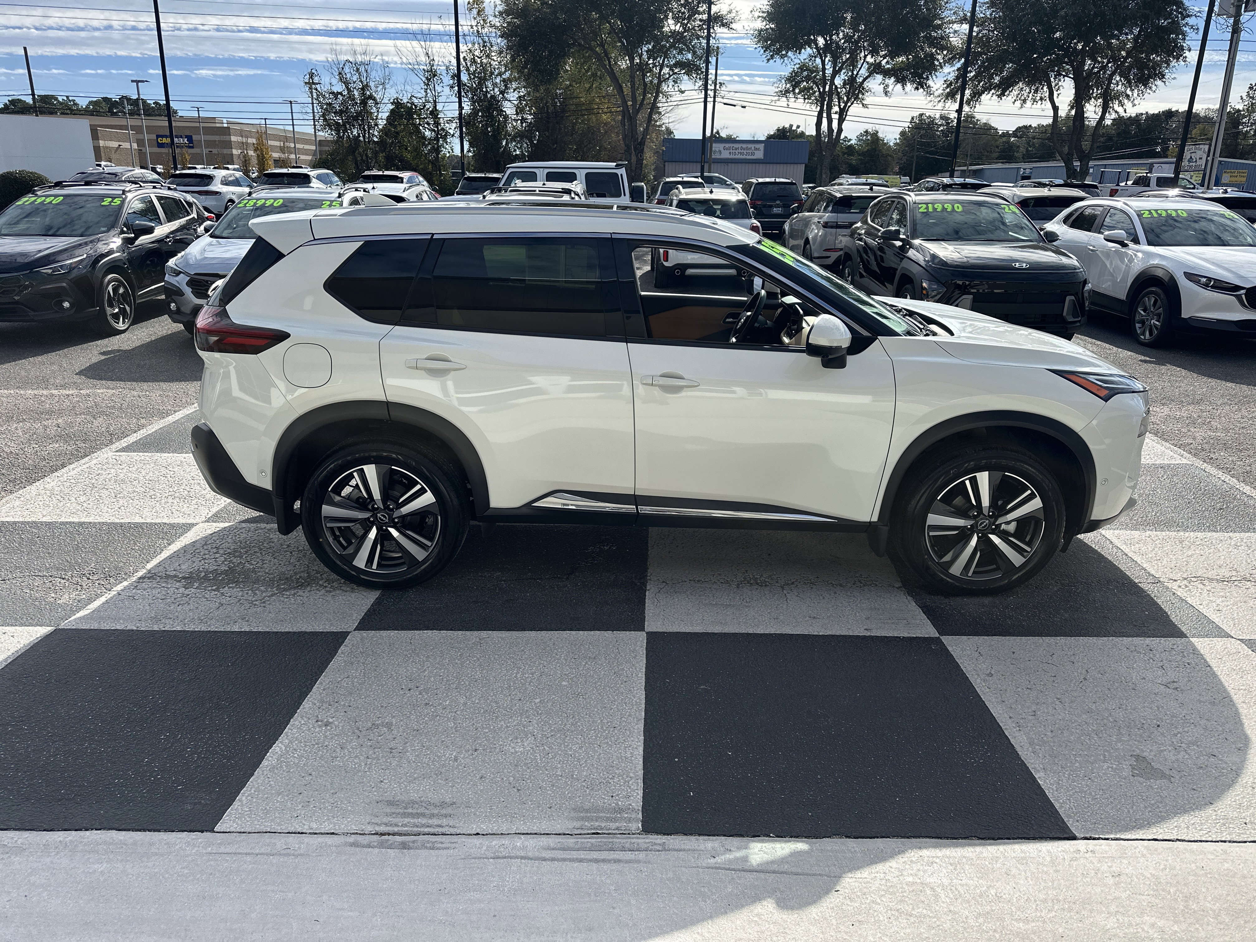 Used 2023 Nissan Rogue Platinum w/ Platinum Premium Package image 3