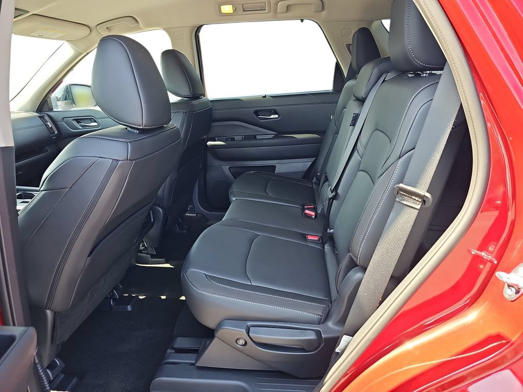 Used 2025 Nissan Pathfinder SL FWD image 14