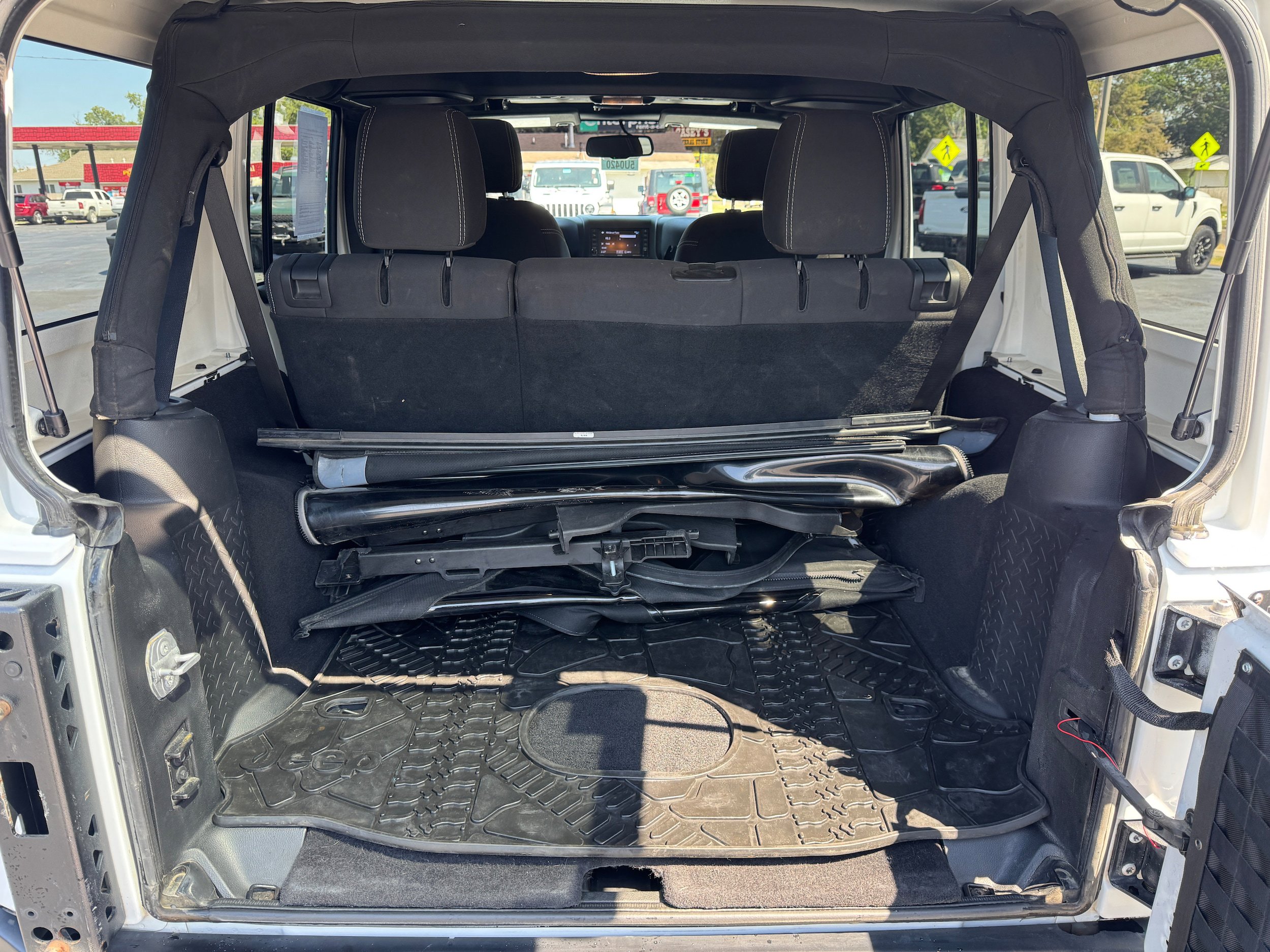 Used 2018 Jeep Wrangler Unlimited Rubicon w/ Cold Weather Group image 13
