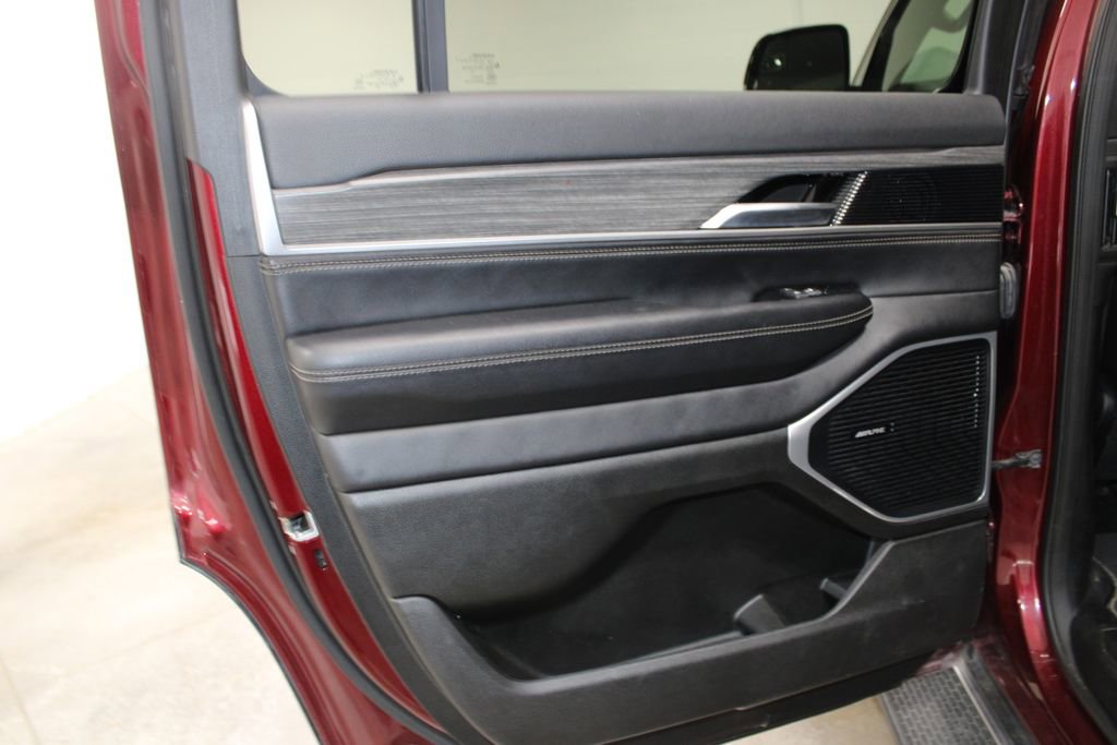 Used 2024 Jeep Wagoneer Series III AWD/4WD image 24