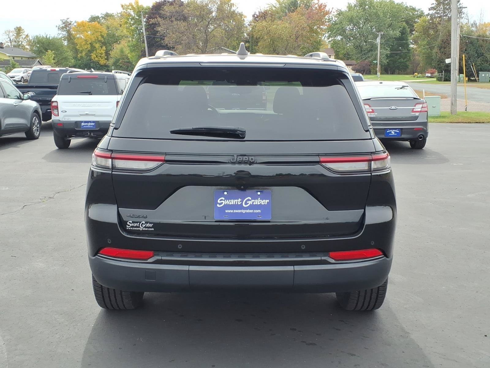 Used 2023 Jeep Grand Cherokee Altitude AWD/4WD image 5