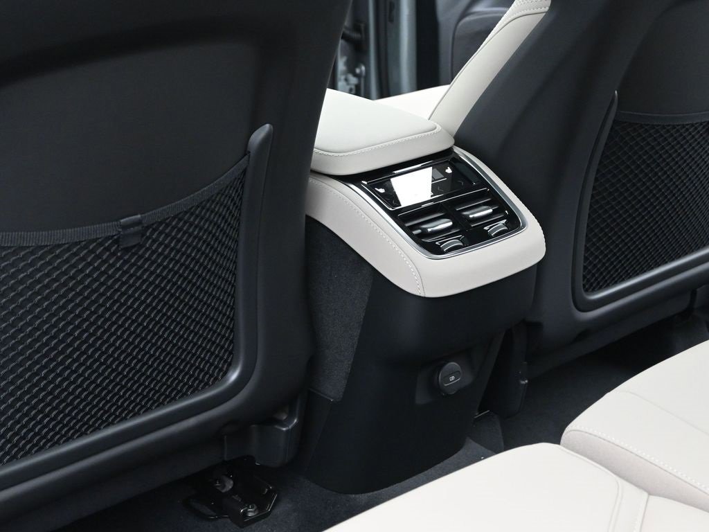New 2026 Volvo XC90 B6 Plus w/ Protection Package Premier image 29