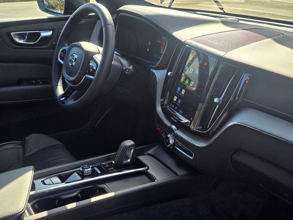 Used 2022 Volvo XC60 T8 R-Design w/ Advanced Package image 27