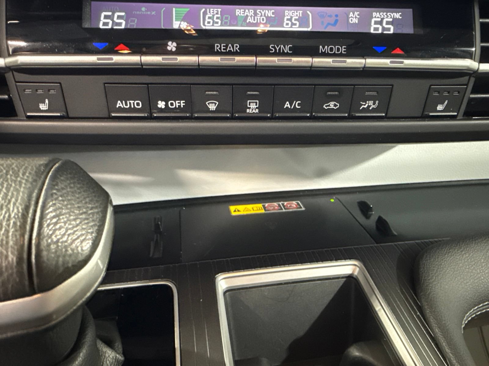 Used 2025 Toyota Sienna XLE FWD image 36