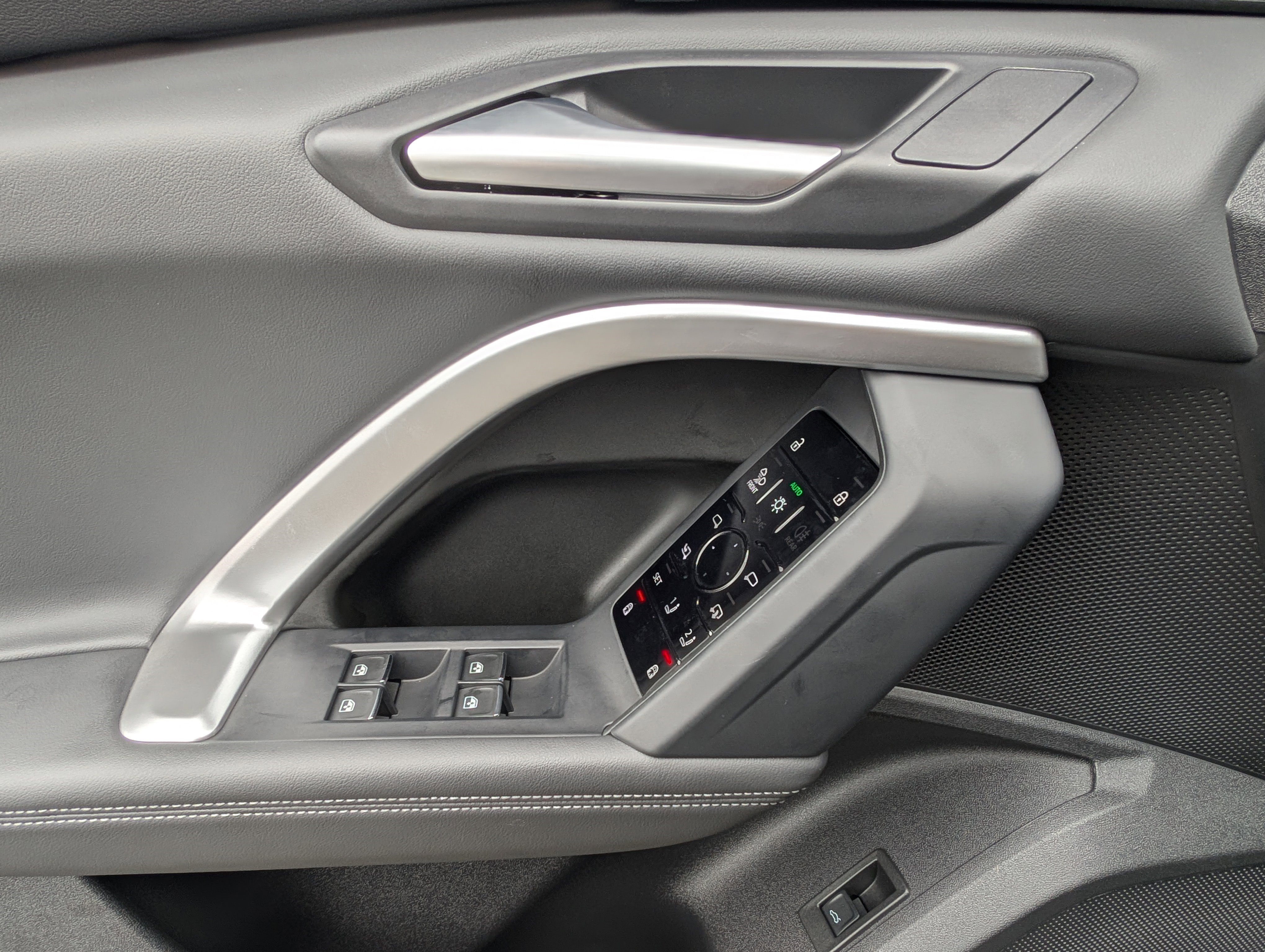 Used 2025 Audi Q5 Premium Plus w/ Premium Plus image 16