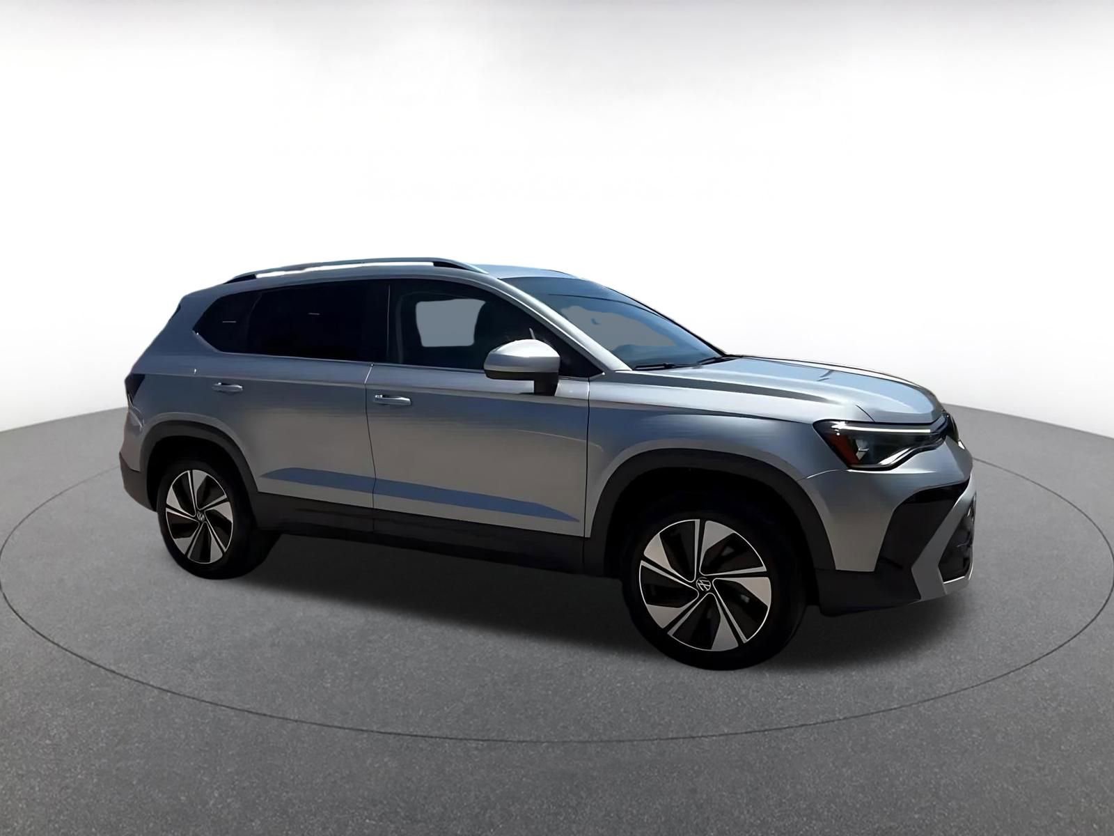 Used 2025 Volkswagen Taos SE AWD/4WD image 2