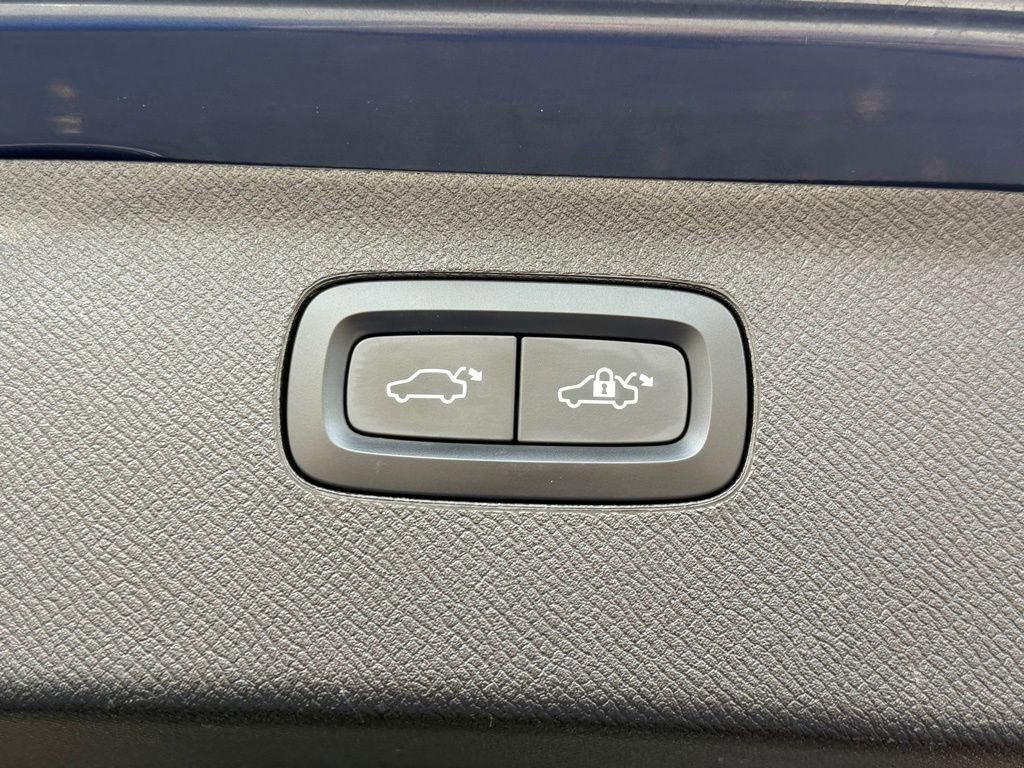 Used 2023 Volvo XC90 B5 Plus w/ Protection Package Premier image 22