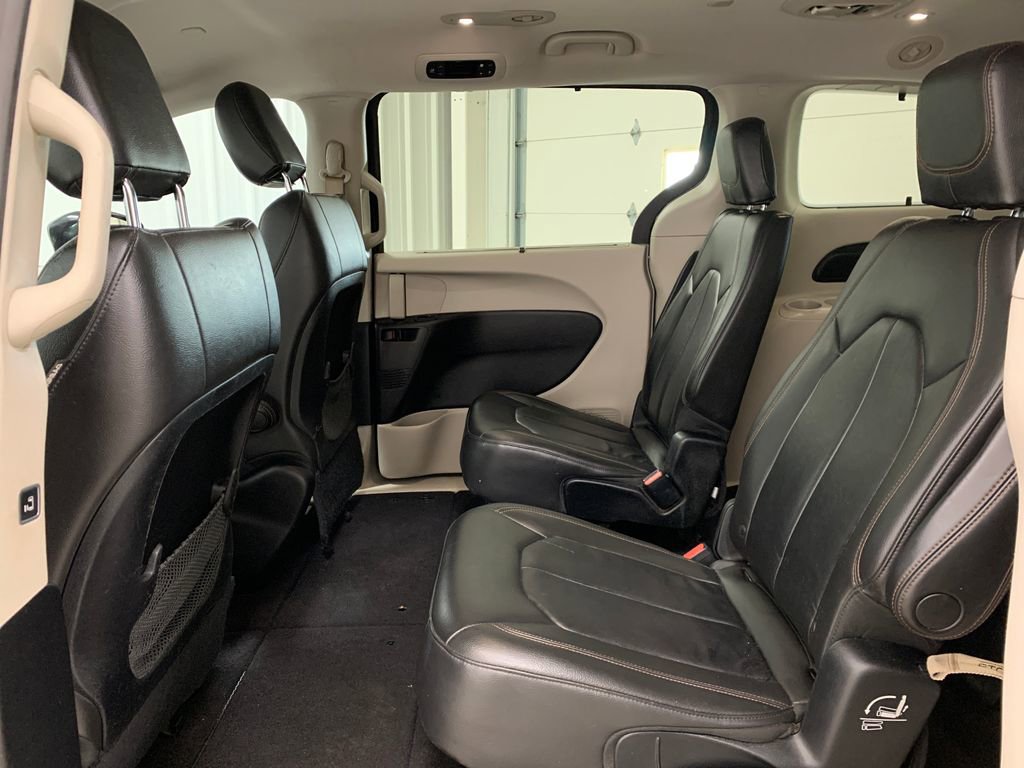 Used 2017 Chrysler Pacifica Touring-L w/ Tire & Wheel Group image 19