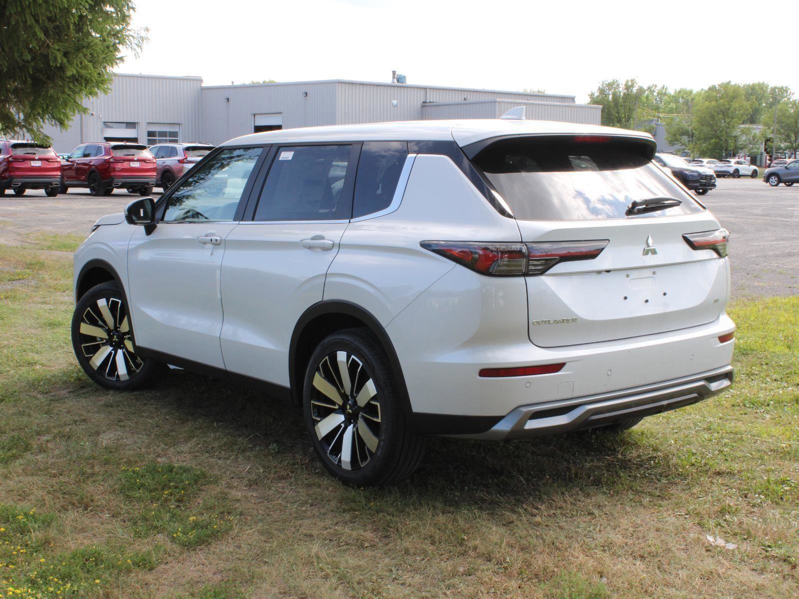 New 2025 Mitsubishi Outlander SE image 7
