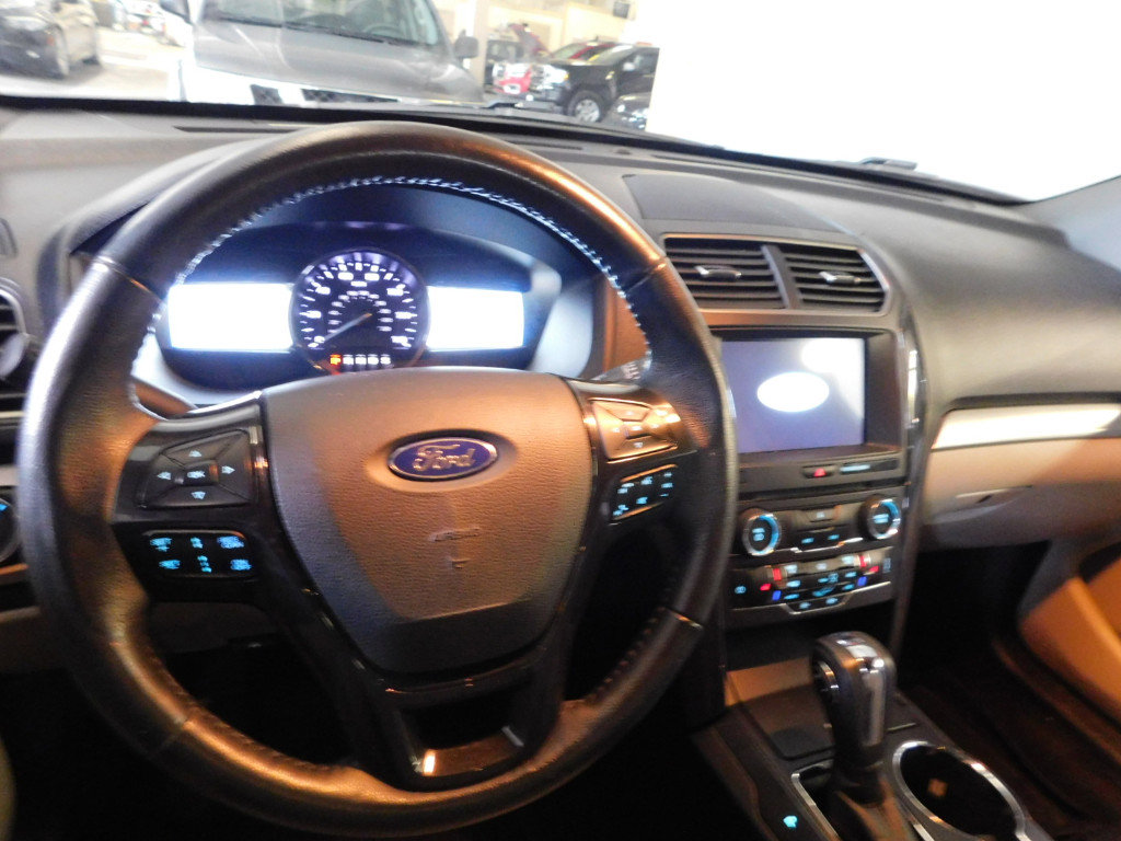 Used 2018 Ford Explorer XLT w/ Equipment Group 202A image 3