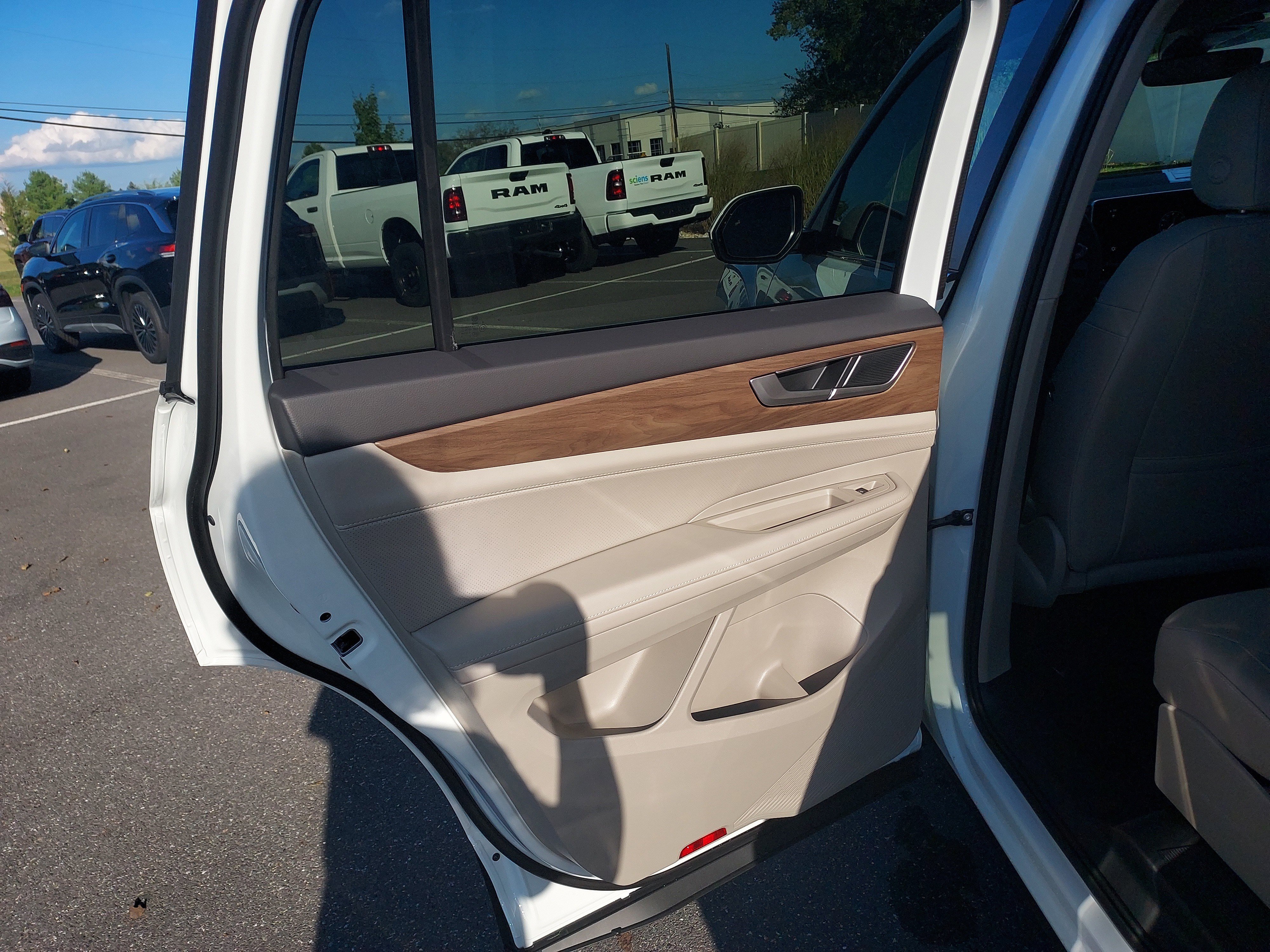 New 2026 Volkswagen Atlas SE image 16