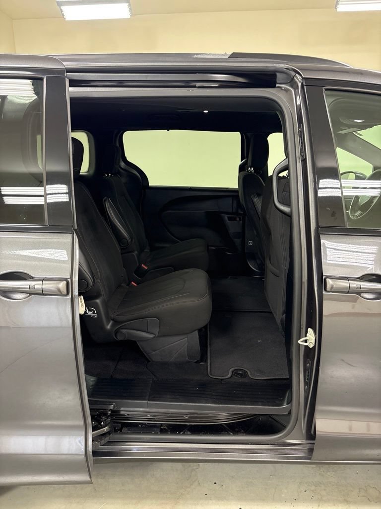 Used 2021 Chrysler Pacifica Touring w/ S Appearance Package FWD image 30