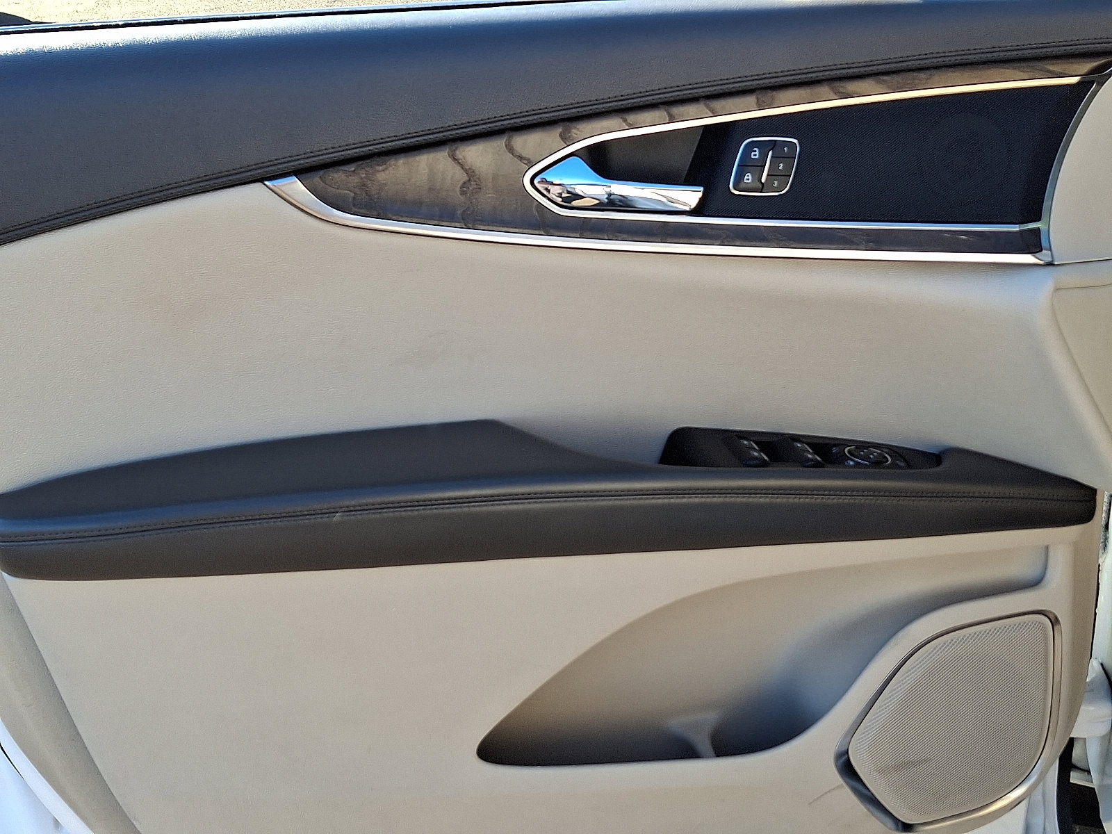 Used 2019 Lincoln Nautilus Select image 12