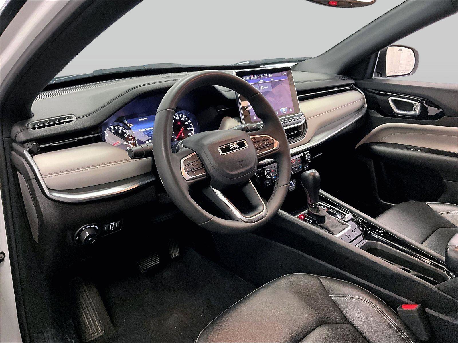Used 2025 Jeep Compass Limited AWD/4WD image 12