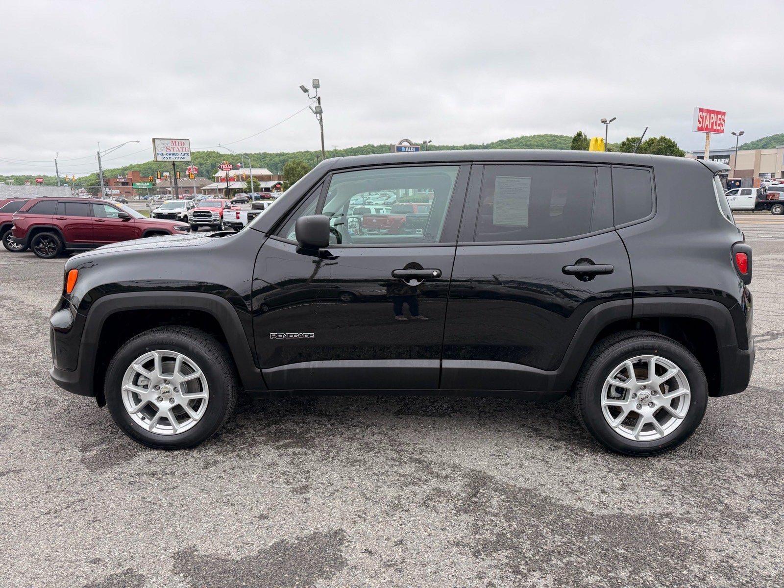 Used 2023 Jeep Renegade Latitude AWD/4WD image 3