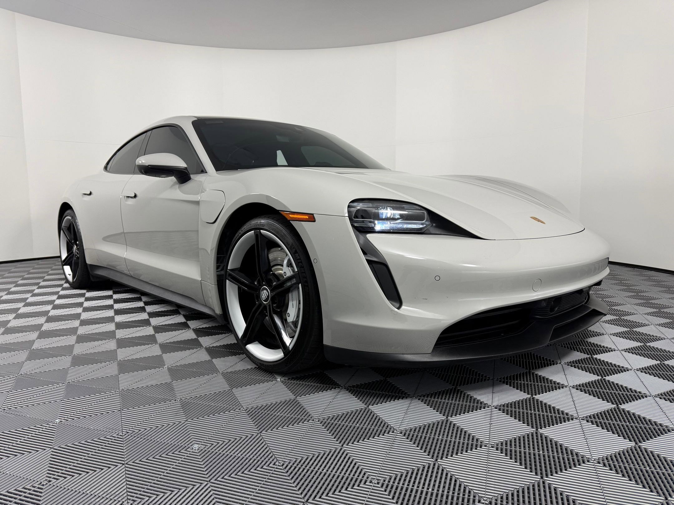 Used 2022 Porsche Taycan image 7