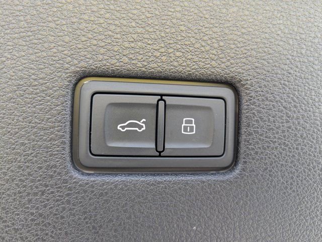 Used 2023 Audi Q8 Prestige image 13