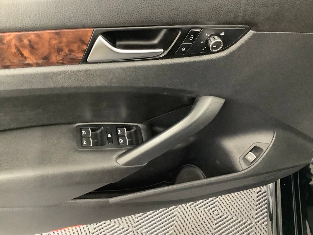 Used 2013 Volkswagen Passat TDI SEL Premium FWD image 9