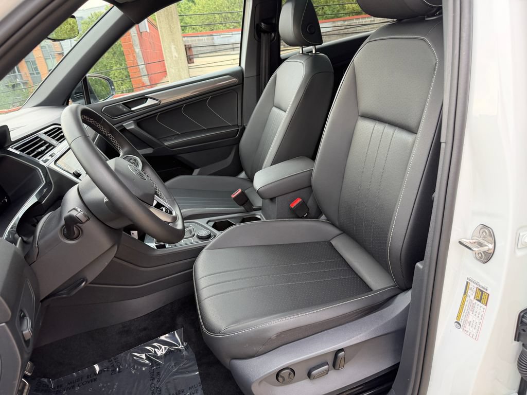 Certified 2023 Volkswagen Tiguan SE R-Line AWD/4WD image 10