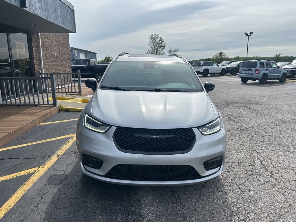 Used 2023 Chrysler Pacifica Limited w/ Uconnect Theater Family Group FWD image 2