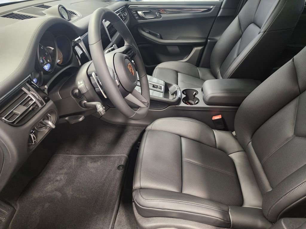Certified 2025 Porsche Macan image 16