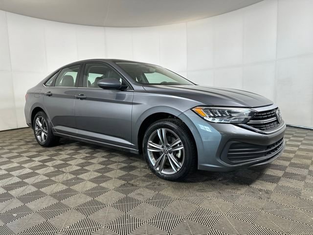 Used 2023 Volkswagen Jetta SE image 2