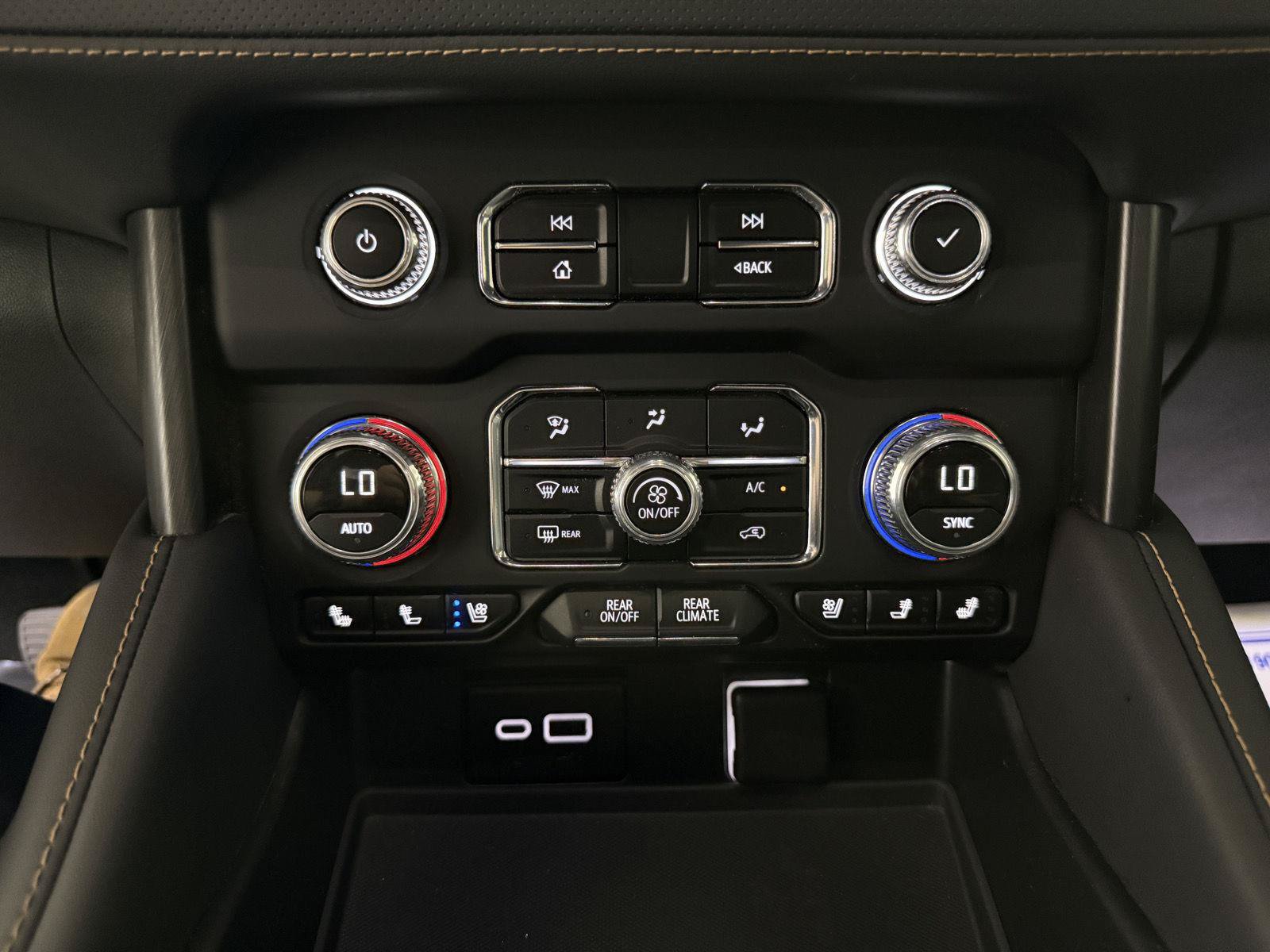 Used 2024 GMC Yukon XL AT4 w/ AT4 Premium Plus Package AWD/4WD image 16