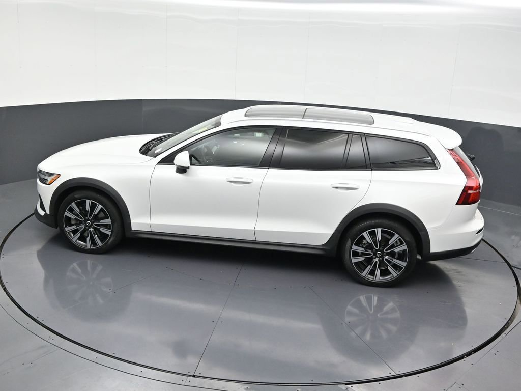 Certified 2022 Volvo V60 T5 Cross Country w/ Climate Package image 18