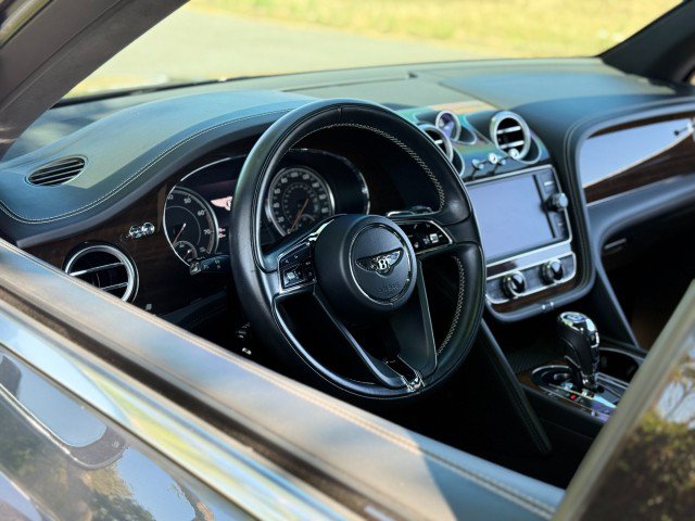 Used 2018 Bentley Bentayga AWD/4WD image 19