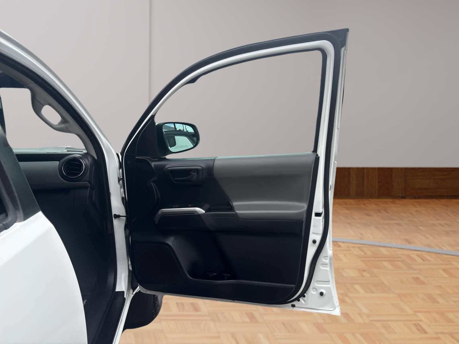 Used 2020 Toyota Tacoma SR5 AWD/4WD image 15