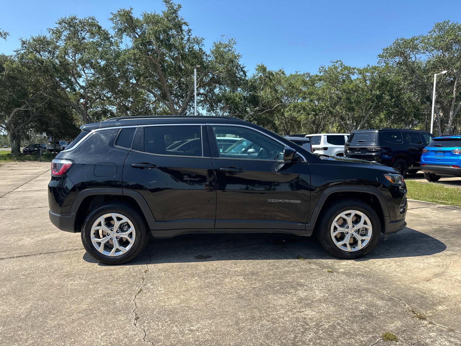 Used 2024 Jeep Compass Latitude AWD/4WD image 2