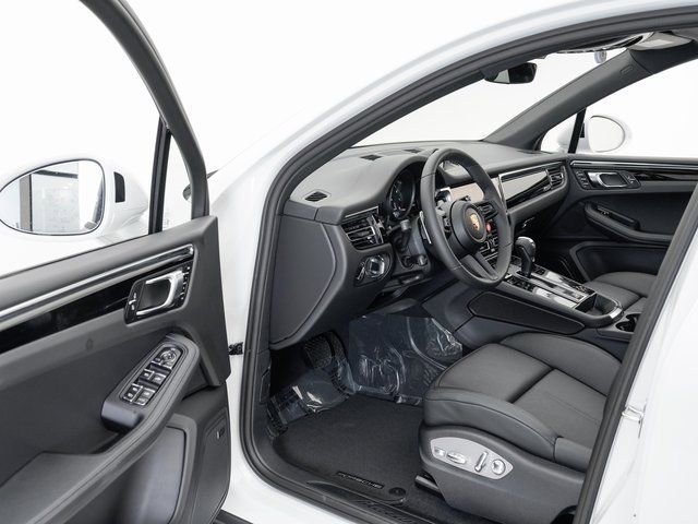 Certified 2025 Porsche Macan image 7