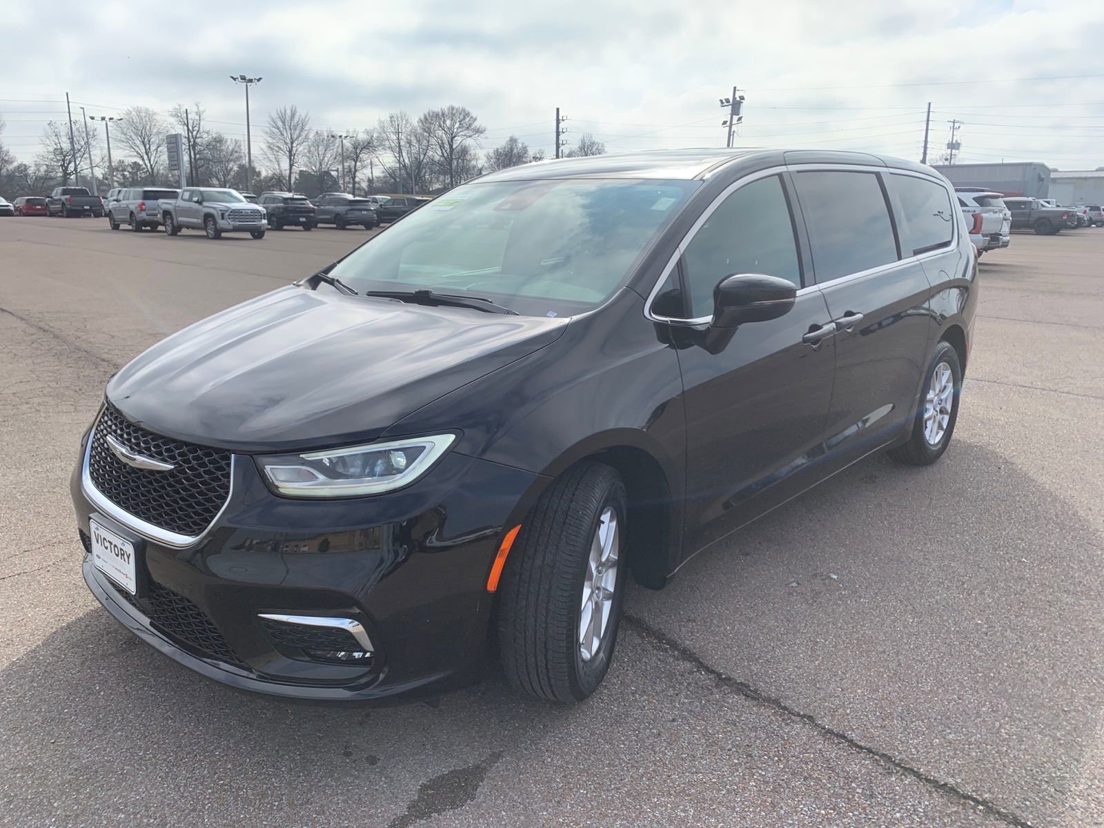 Used 2025 Chrysler Pacifica Select image 3