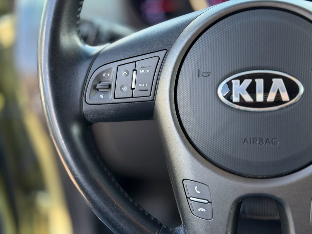 Used 2013 Kia Soul + FWD image 12