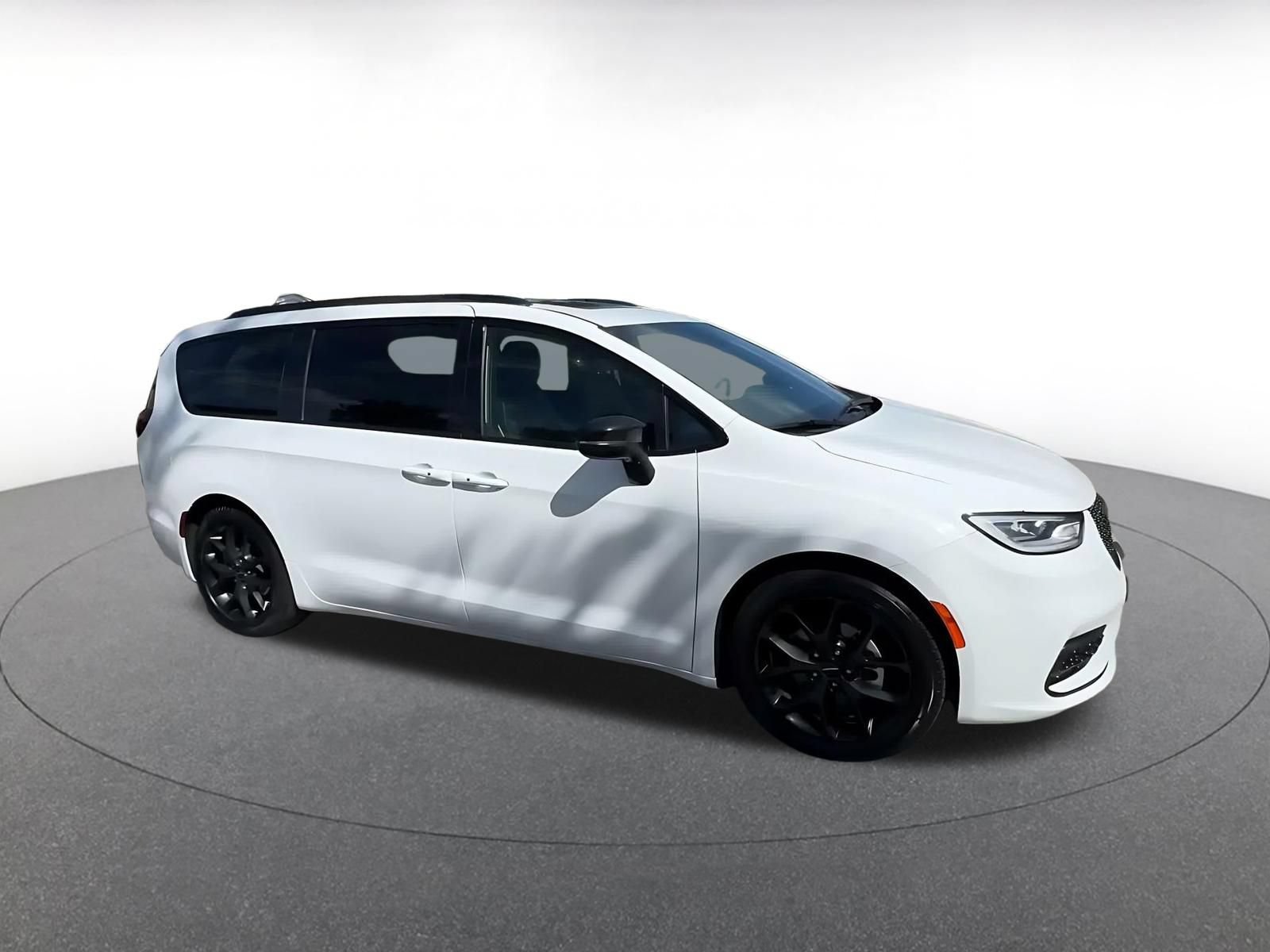 Used 2025 Chrysler Pacifica Limited FWD image 2