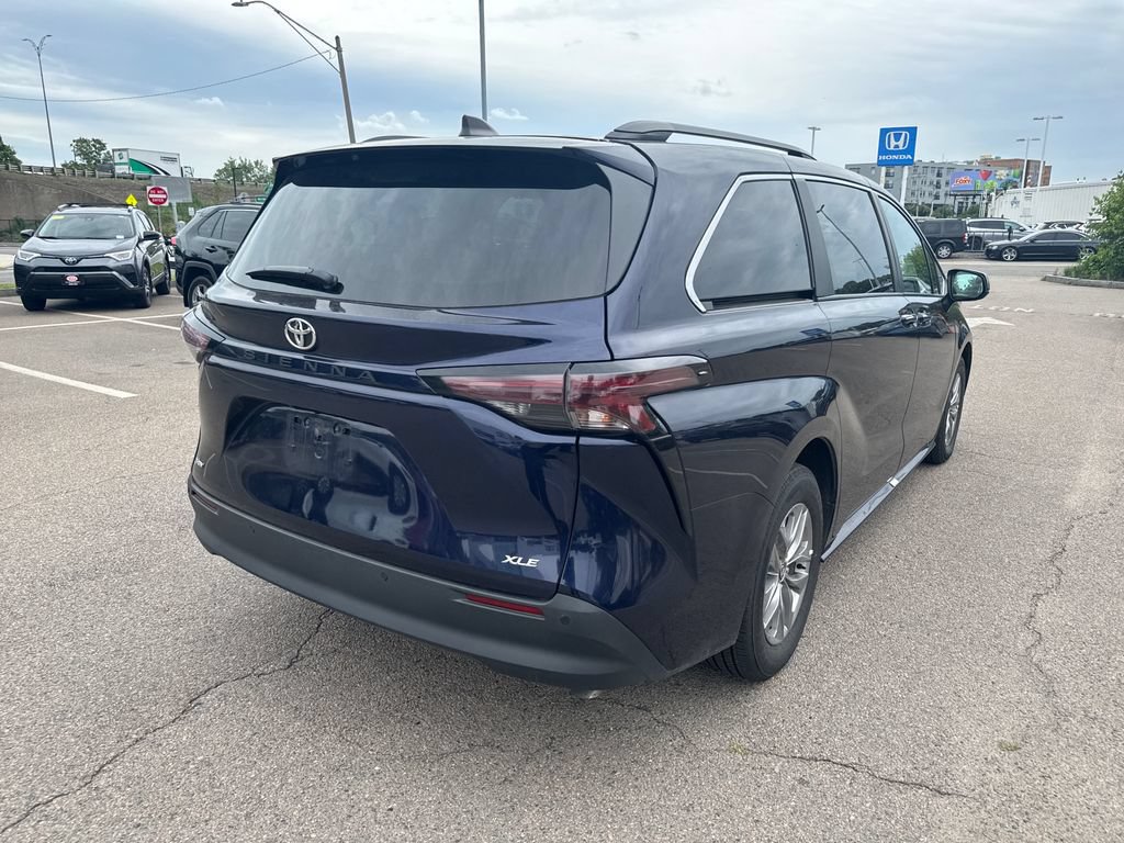Used 2026 Toyota Sienna XLE FWD image 7