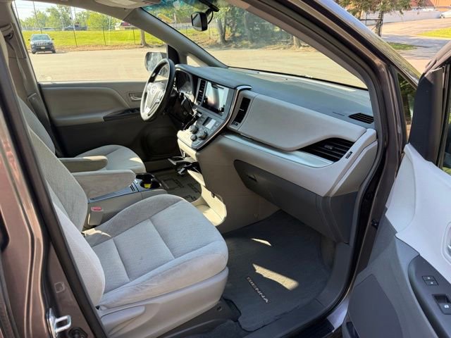 Used 2015 Toyota Sienna LE FWD image 33