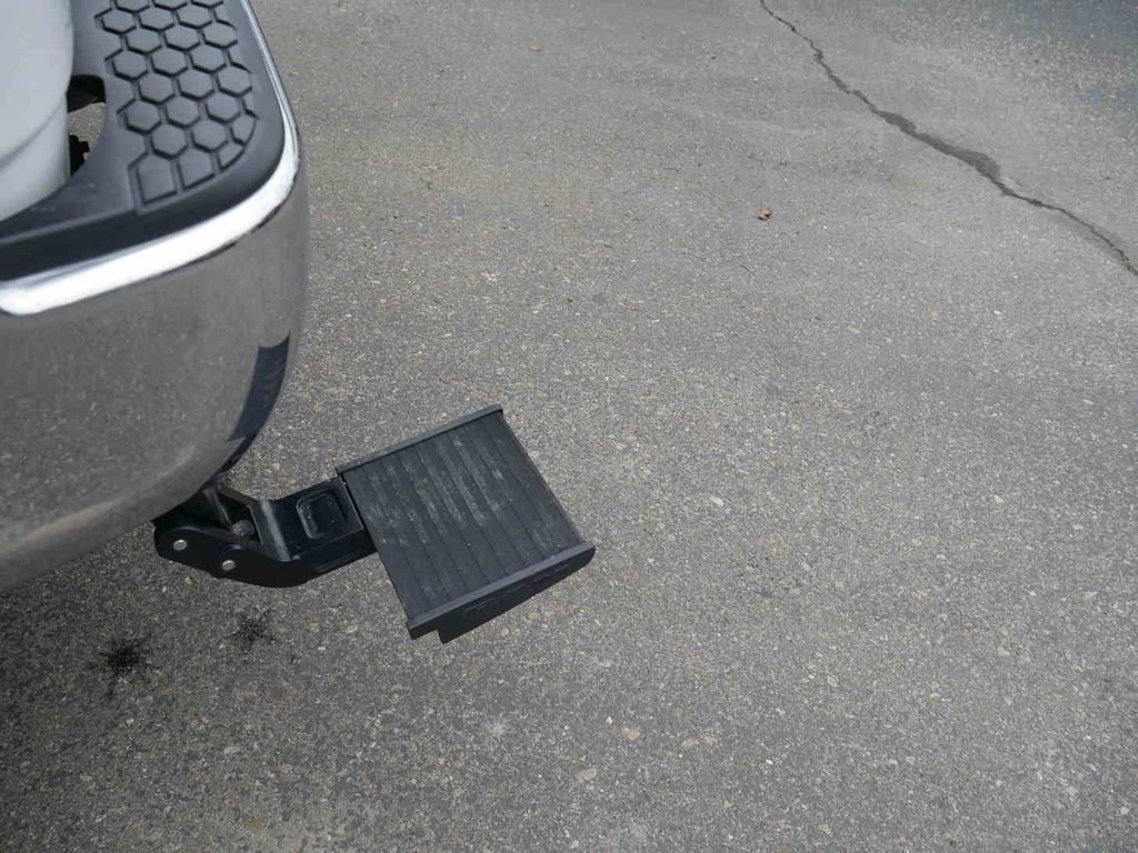 Used 2018 RAM 1500 SLT image 9