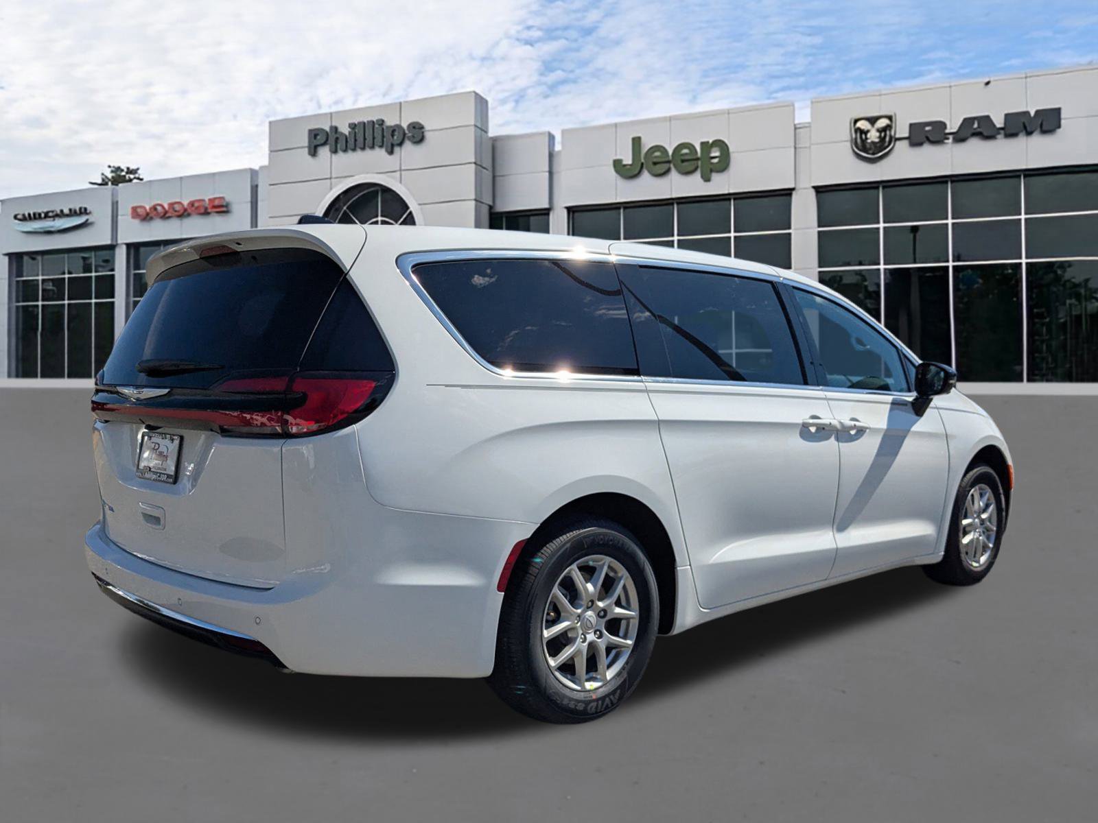 New 2026 Chrysler Pacifica Select image 3