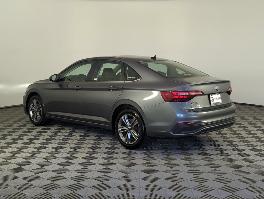 Used 2024 Volkswagen Jetta SE FWD image 4