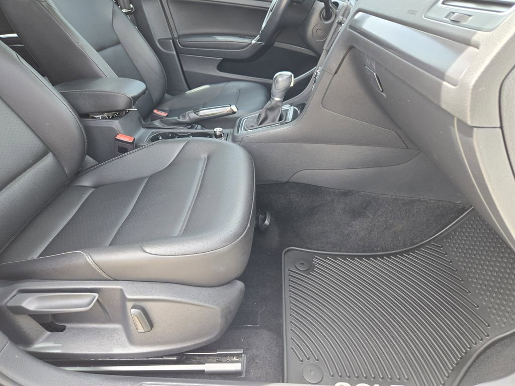 Used 2019 Volkswagen Golf SE image 15