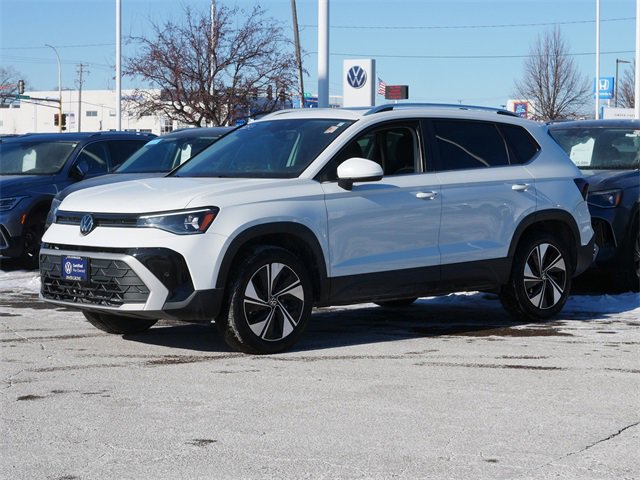 Certified 2025 Volkswagen Taos SE w/ Panoramic Sunroof Package image 3